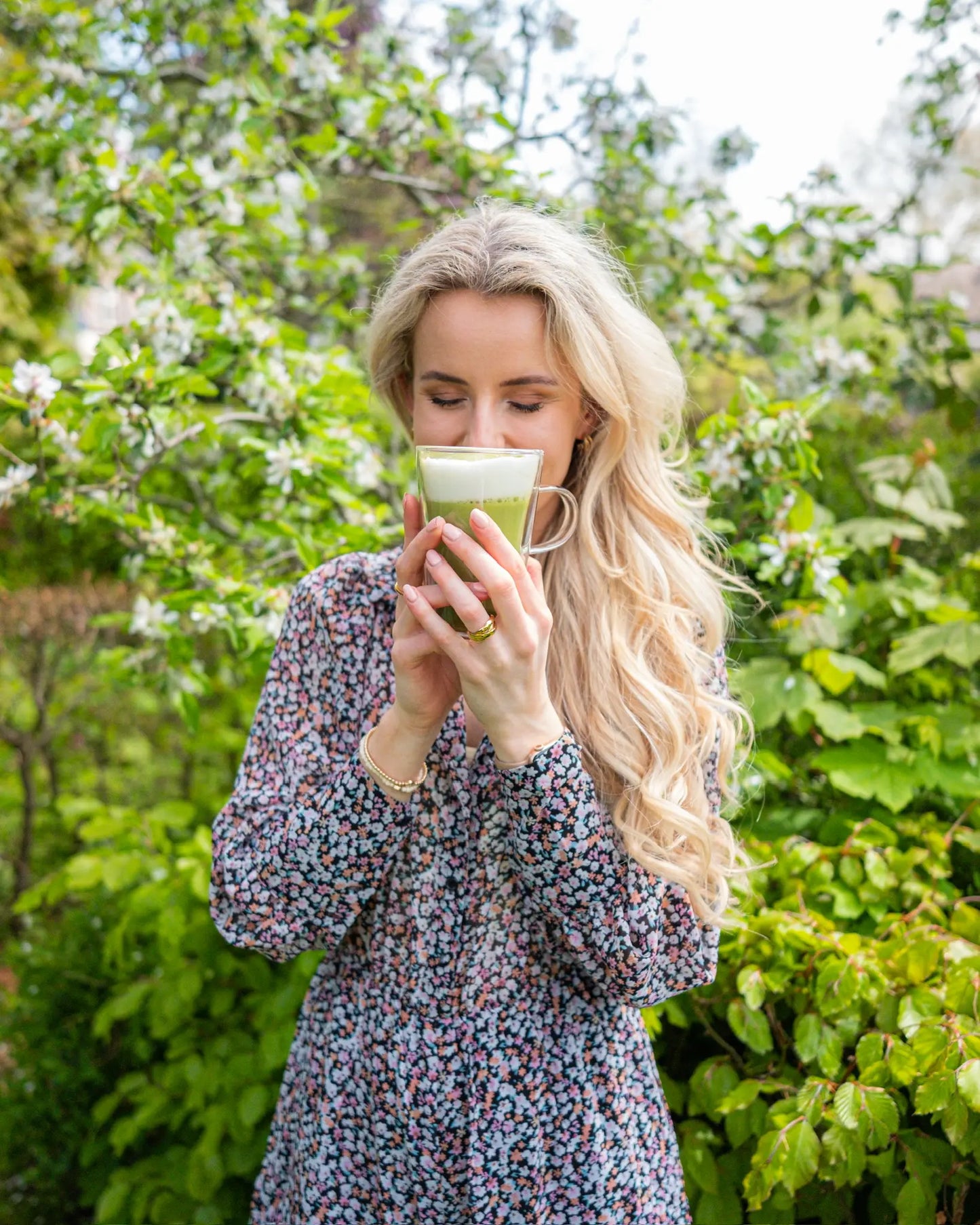 Jasmijn van Natural Blend drinkt Energie latte