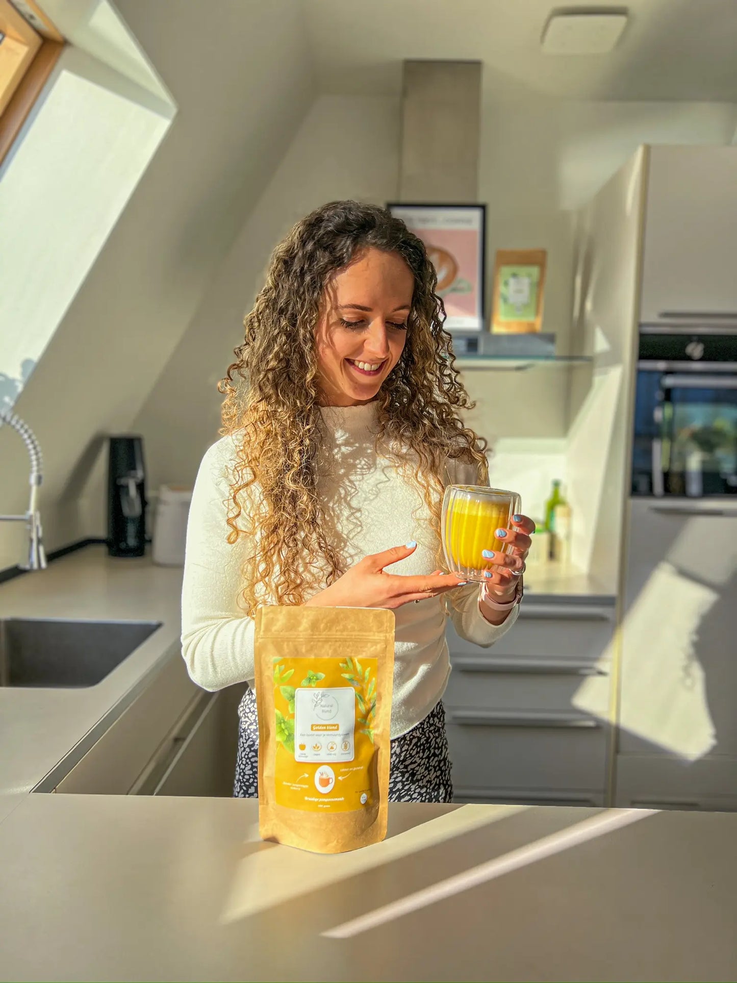 Valerie van Natural Blend maakt een Golden Latte met de Natural Blend Golden Blend – een verwarmende superfood mix met kurkuma, gember, pompoen, dadel en zwarte peper