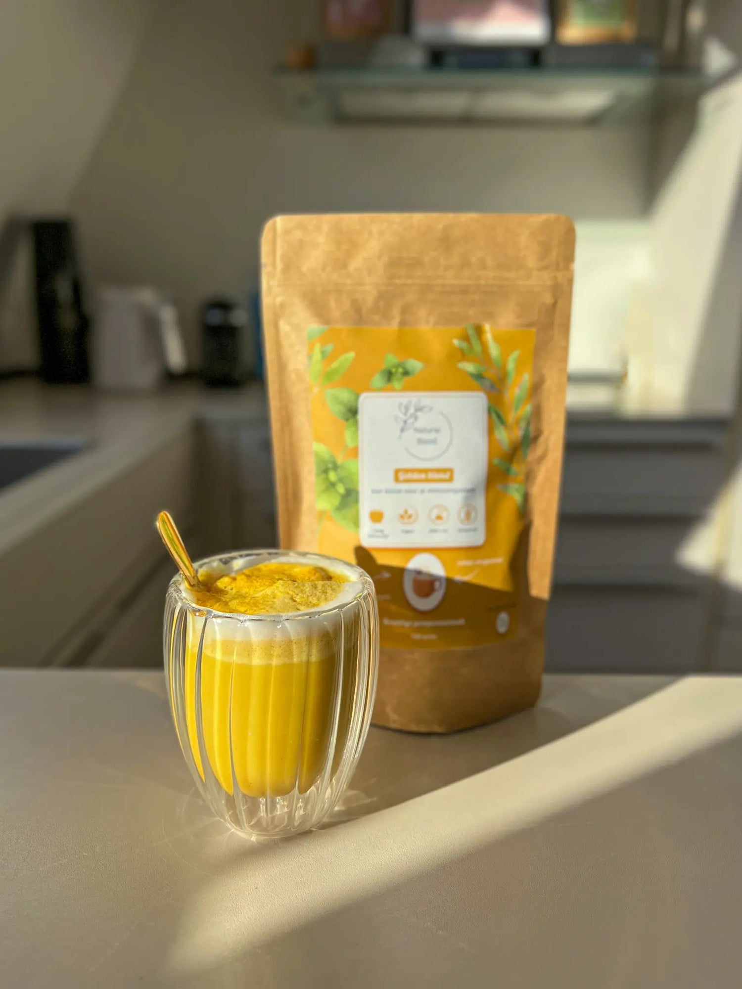Golden Latte met de Natural Blend Golden Blend – een verwarmende superfood mix met kurkuma, gember, pompoen, dadel en zwarte peper