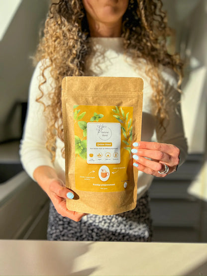 Valerie van Natural Blend maakt een Golden Latte met de Natural Blend Golden Blend – een verwarmende superfood mix met kurkuma, gember, pompoen, dadel en zwarte peper